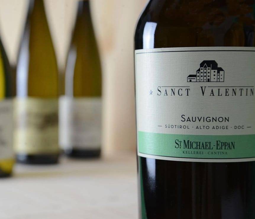 Thursdays call for a bottle of Sauvignon Sanct Valentin from @stmichaeleppan
One of Italy's most award winning white wines.🇮🇹 Yellow-green in colour. Dense, nose of yellow fruit, gooseberry, elderflower and ripe redcurrant. Crisp acidity, smooth body and  an elegant fullness.✨