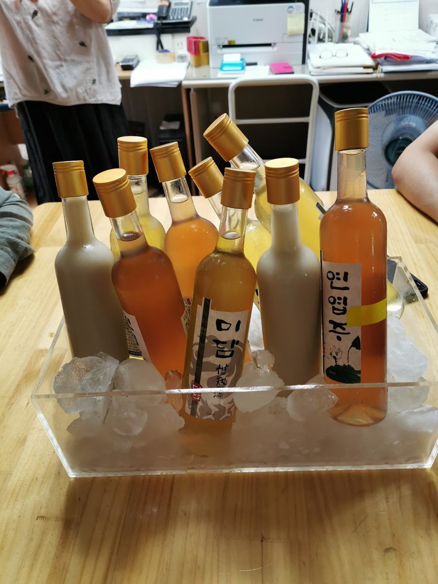 Cheongju tends to give off a floral or fruity aroma, which originates from nuruk, not any added agents. When you drink cheongju, you are literally enjoying the aroma of the local vegetation in which the nuruk was made.