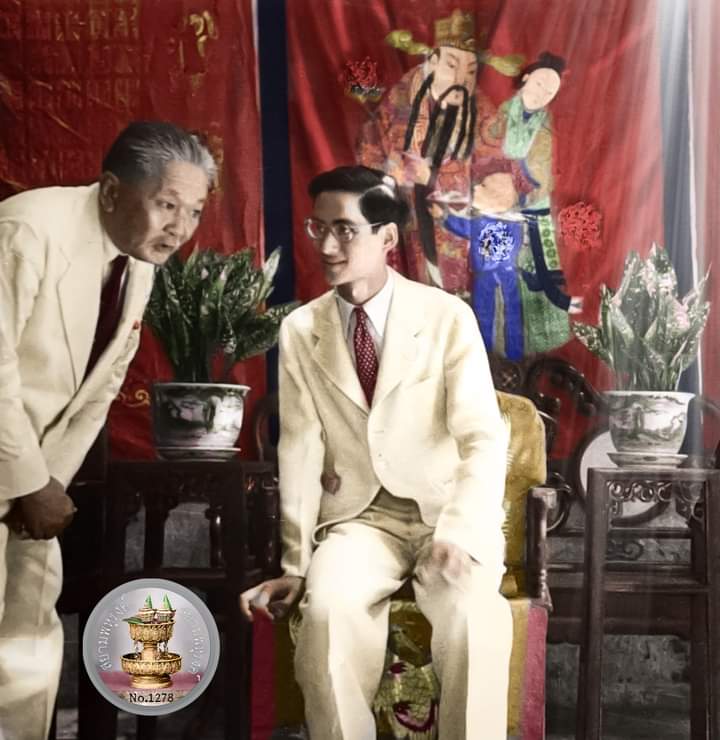 Constancy999's tweet image. 🎎🎍สวัสดีวันตรุษจีน 2564🎍🎉
พระบรมฉายาลักษณ์พระบาทสมเด็จพระเจ้าอยู่หัว อานันทมหิดลทรงมีพระราชดำรัสกับนายโกศล ฮุนตระกูล ณ สมาคมพ่อค้าพาณิชย์ ซึ่งเป็นสถานที่จัดเลี้ยงถวายในการอันเป็นมงคลในการเสด็จพระราชดำเนินเยือนสำเพ็งและเยาวราช ในวันที่ 3 มิถุนายน 2489