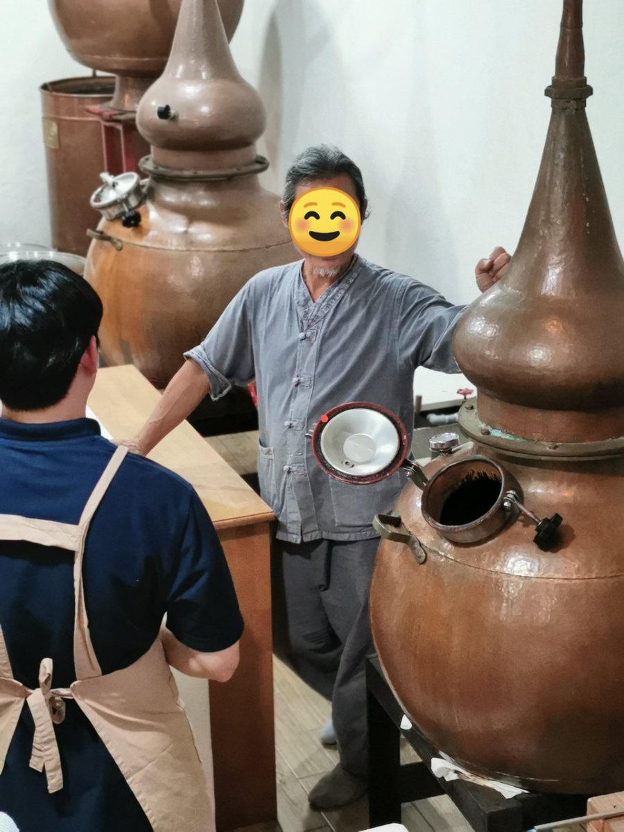 Neo-traditional soju are recent creations and products of hard work and creativity. It is also the most global of neo-traditional alcoholic products. This artisan uses a custom-made distiller from Portugal to make his spirits. He continuously experiments to perfect his craft.