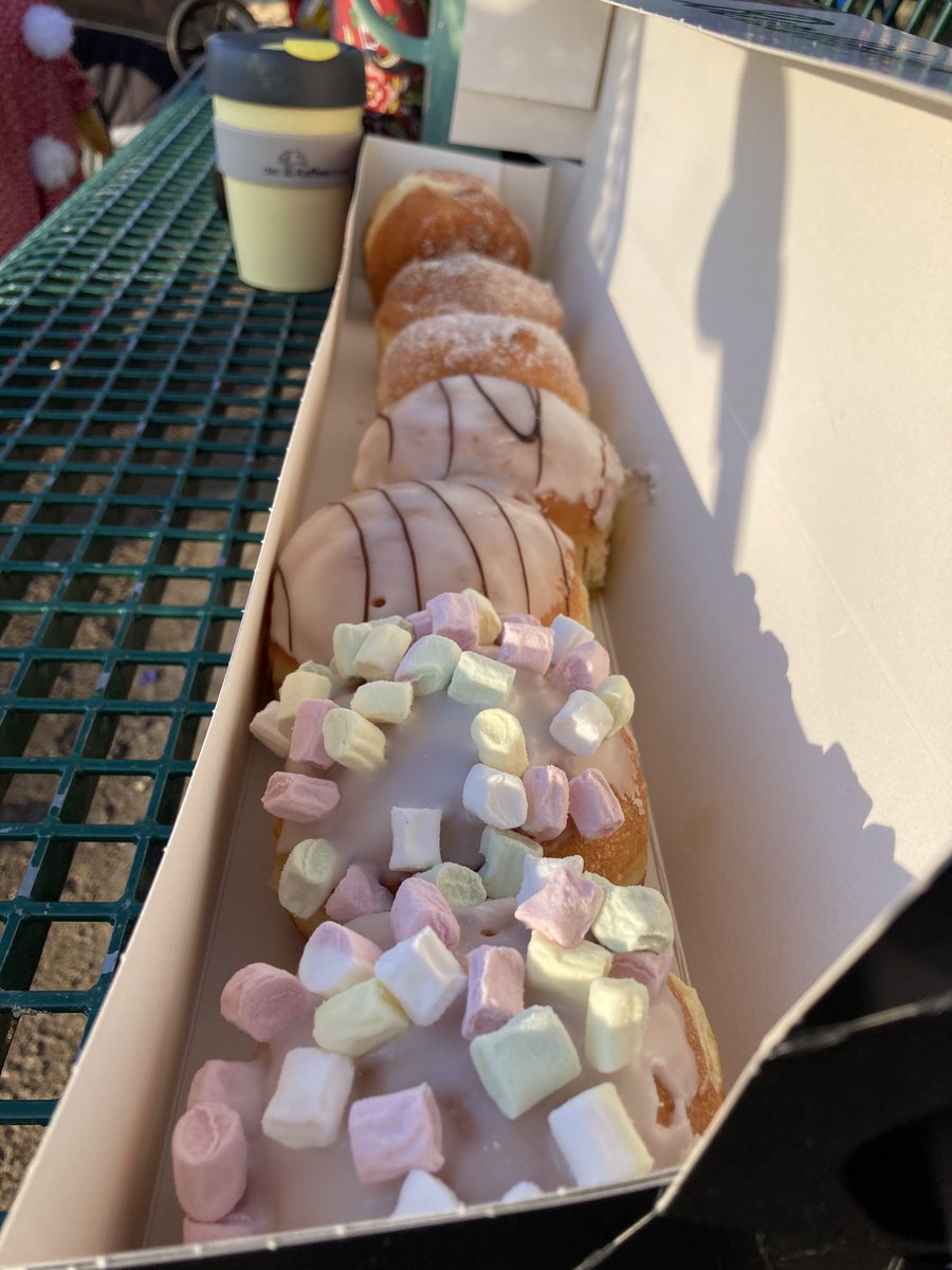 Hatte heute irgendwie doch keine Lust ein Buch zu lesen #Reker Alaaf It! #baldwiederjeck