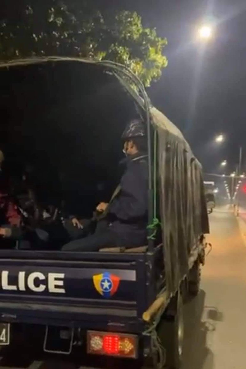 kono19699471's tweet photo. Myanmar military kidnapping the people at night!!
This is against the human right! How do we sleep peacefully at night?? 
#WhatsHappeninglnMyanmar
#AgainstMyanmarMilitaryCoup 
#MilitaryKidnapping https://t.co/orL9hF8354