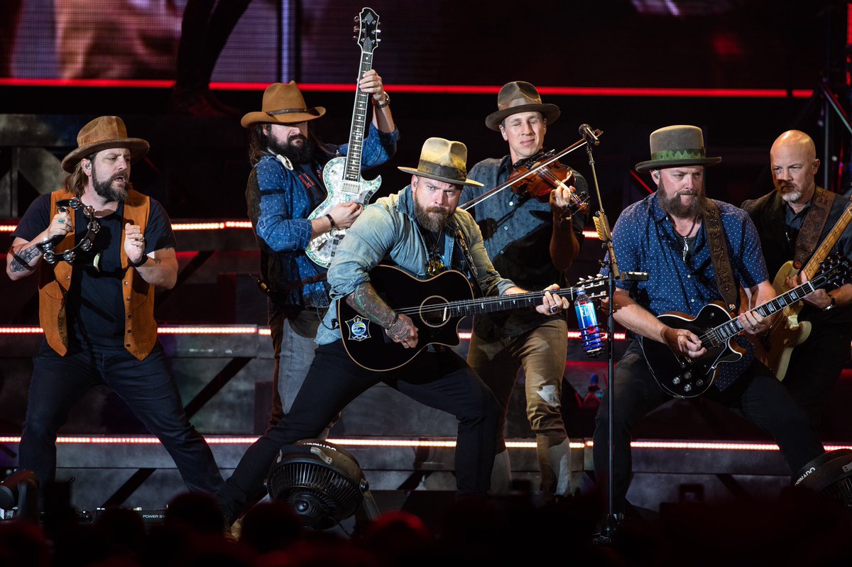 zacbrownband's tweet photo. Caption this throwback... 😂 @fenwaypark #tbt https://t.co/qpGf2ABaTl