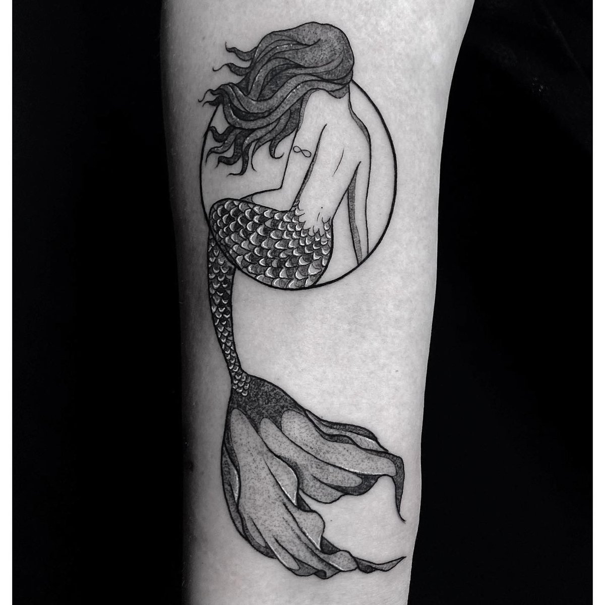 #Mermaid for Sandra🤍🧜🏻‍♀️ I love to do this type of work.
Hope you like it! 🥰
#tattoo #tatuaje #diseño #design