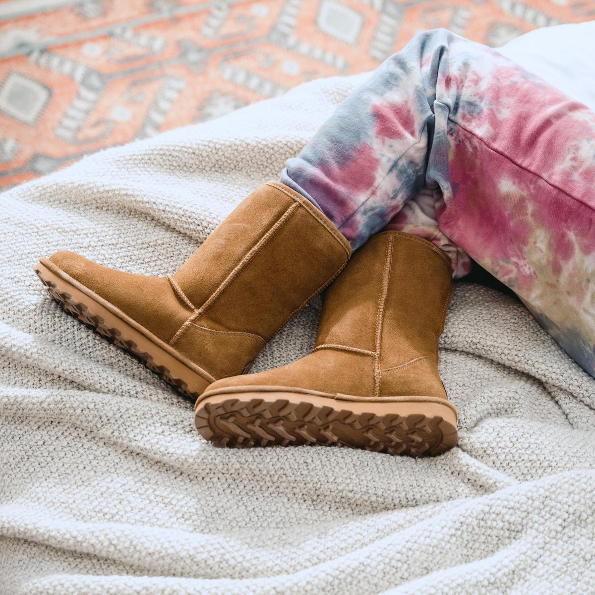 Catch us curled up in cozy Bearpaw 24/7.
Forever Comfy in Bearpaw: bit.ly/3aTRiOp