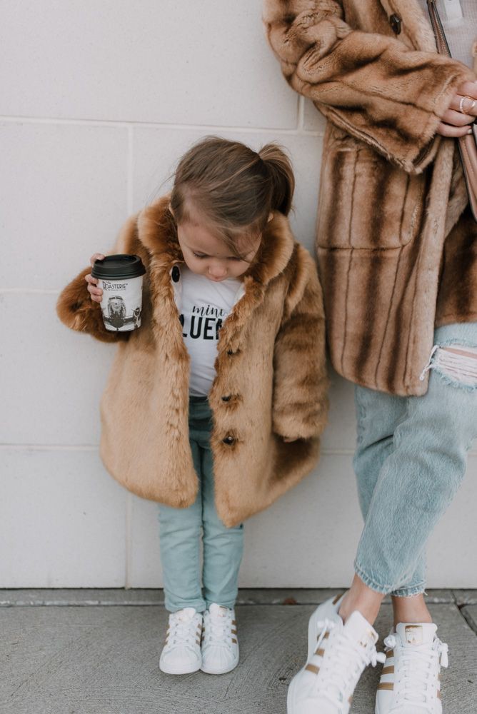 —Em sale de paseo con <a href="/JesusOfZuburbia/">Miles Way</a> y su hija Cora, ambas bastante bien combinadas y abrigadas ya que primero irían a una cafetería a comer el pastel favorito de Cora y después la llevarían a jugar en el parque.—