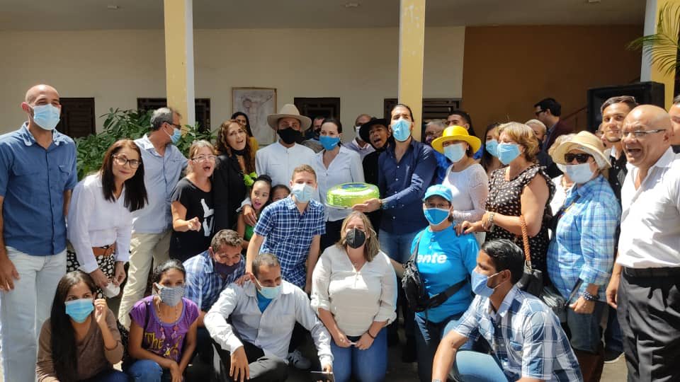 PedroDeMendonca's tweet photo. ¡Qué orgullo, Guárico!
Esto es lo que nos une: nuestra aspiración libertaria, nuestra capacidad de trabajo, nuestro amor por nuestro terruño.
Es con eso que muy pronto tendremos el estado de grandeza que nos merecemos.
¡Feliz 173 Aniversario, #GuáricoMiCorazón!
#Guárico173 https://t.co/RISHlMyEgH