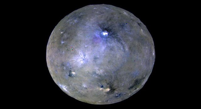 18/ To find a simple way to define the “turning on” of active geophysics, it seems that gravitational rounding is an excellent proxy. Rounded bodies appear to be the active ones. This communicates deeply meaningful insight to the public. (Picture: Ceres with its cryovolcanism.)