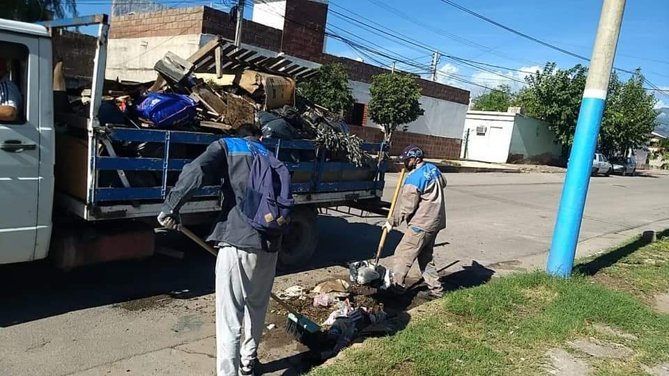 SsPublicosLR's tweet photo. Seguimos con las tareas en las calles Turín y Pedro Fontañez, Caja de Ahorro, Viamonte, plaza 12 de Junio y barrio Santa Justina. https://t.co/c3D4XZL4Zi