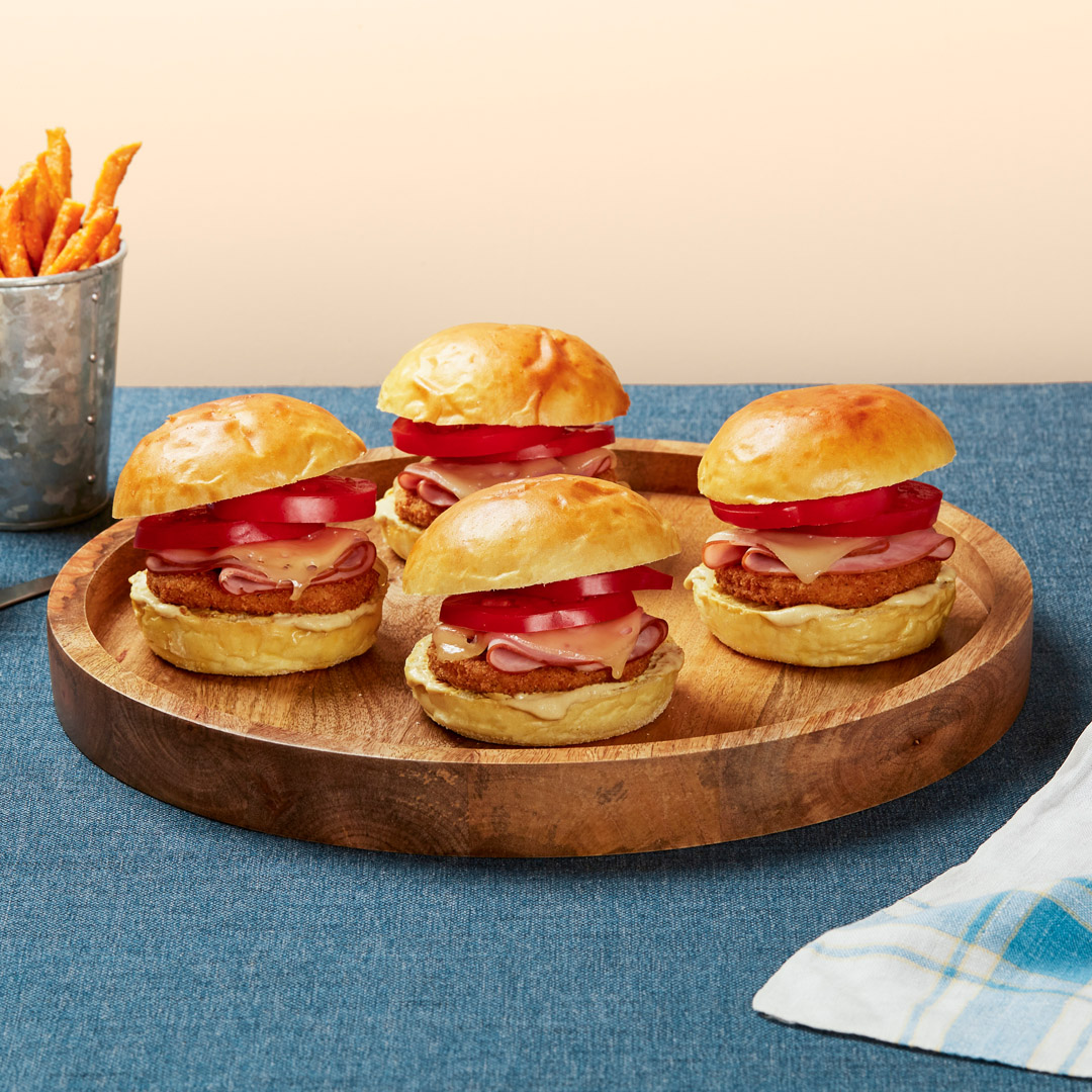 LongosMarkets's tweet photo. For restaurant quality chicken burgers your kids will love, try this Deluxe Chicken, Ham and Swiss Burger recipe! Made with Maple Leaf Prime chicken topped with black forest ham, swiss cheese, mustard and tomatoes 👉https://t.co/GPtgVtTUjs #RealMapleLeaf #HealthyFastFoodFaves https://t.co/fEtLQRkq29