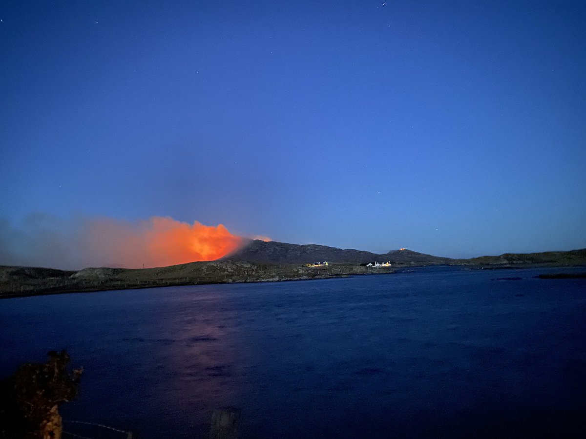 amycamero's tweet photo. Eaval, Notth Uist on fire. #westernisles #wildfire @STVWesternIsles https://t.co/sO5ocjhhr9