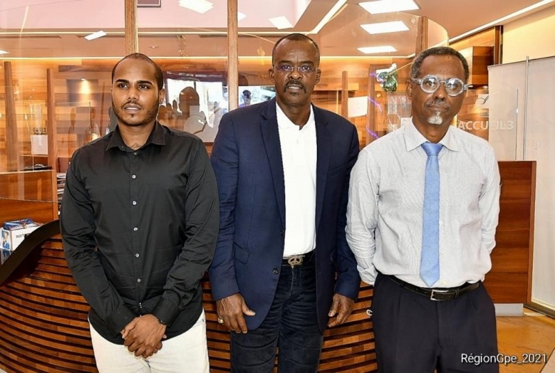 Le Laboratoire Phytobokaz par le biais du Dr Henri Joseph a annoncé au Grand Forum Citoyen que l'herbe à Pik serait un inhibiteur des agents viraux de type ARN
zpr.io/RHnEx