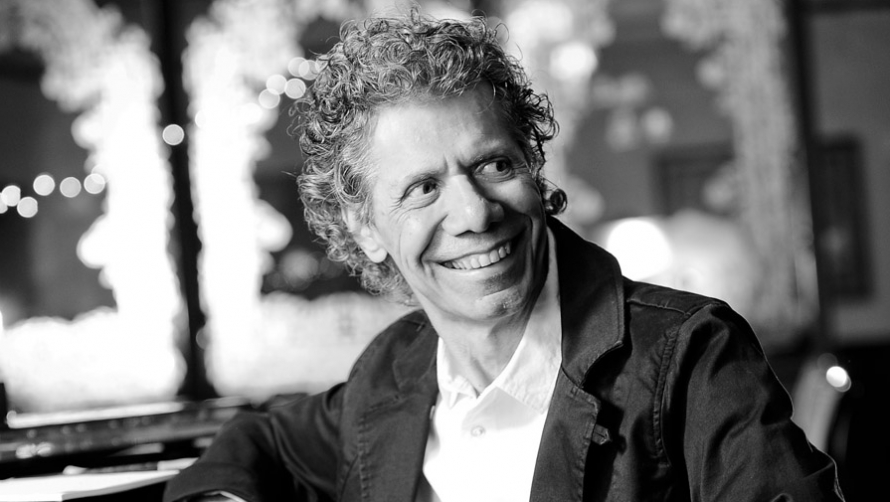 Chick Corea, pianista, tecladista e ícono del jazz falleció a los 79 años producto de un cáncer. A lo largo de su vida trabajó con grandes músicos como Miles Davis, Herbie Hancock y Keith Jarrett. ¡Hasta siempre, maestro!
