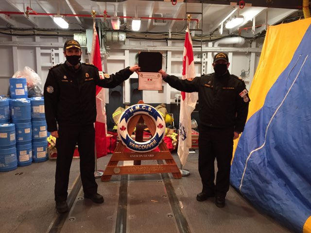 AngusTopshee's tweet image. This afternoon @PacFltChief and I recognized Master Sailor Matthew Cormier as the #CANFLTPAC Sailor of the Quarter. His outstanding leadership aboard @HMCSNCSMVan has contributed immensely to the ship’s success and excellent morale 
#ReadyToLead 
#BravoZulu 
#WeTheNavy