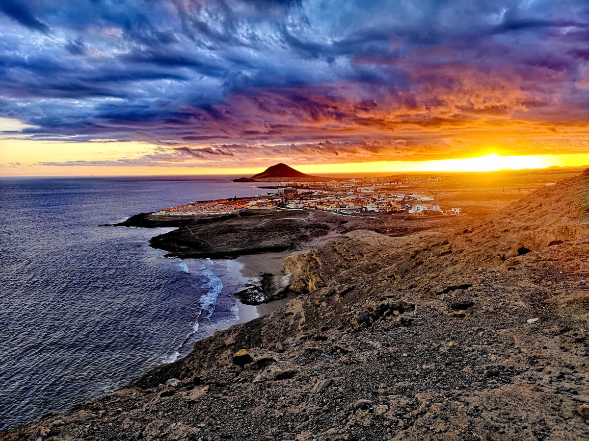 idadelg's tweet photo. Espectacular puesta de sol desde montaña Pelada en el Médano 😍 😉 https://t.co/BqzZpFzyrU