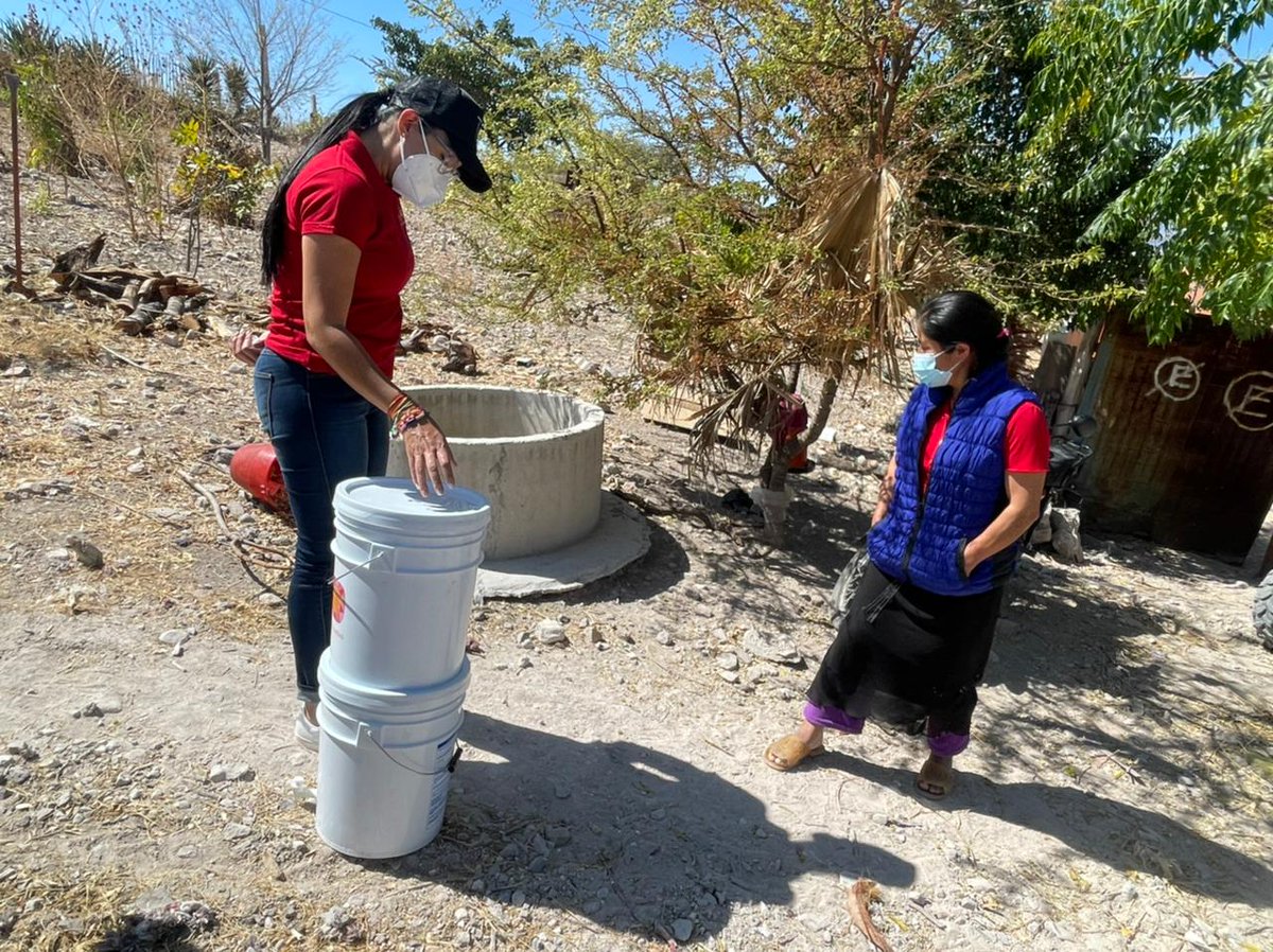 FundacionAMO's tweet photo. Llevamos y entregamos, casa por casa, ecofiltros-purificadores de agua a las familias de El Costoche en San Francisco Logueche para que puedan disfrutar de una mayor calidad de vida y de servicios primordiales en su hogar. https://t.co/tumoUpcQJH