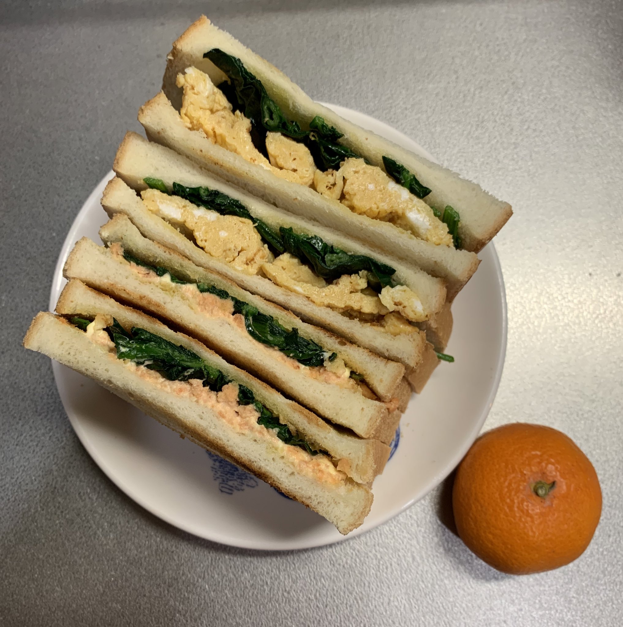 流月 今日のお弁当 卵サンド マヨ鮭ホットサンド みかん どちらもほうれん草のソテーが入ってます 今日は1人分だったのでサンドウィッチに 小さなみかんを添えて お弁当 お弁当記録 サンドウィッチ T Co Bsv7okurld Twitter