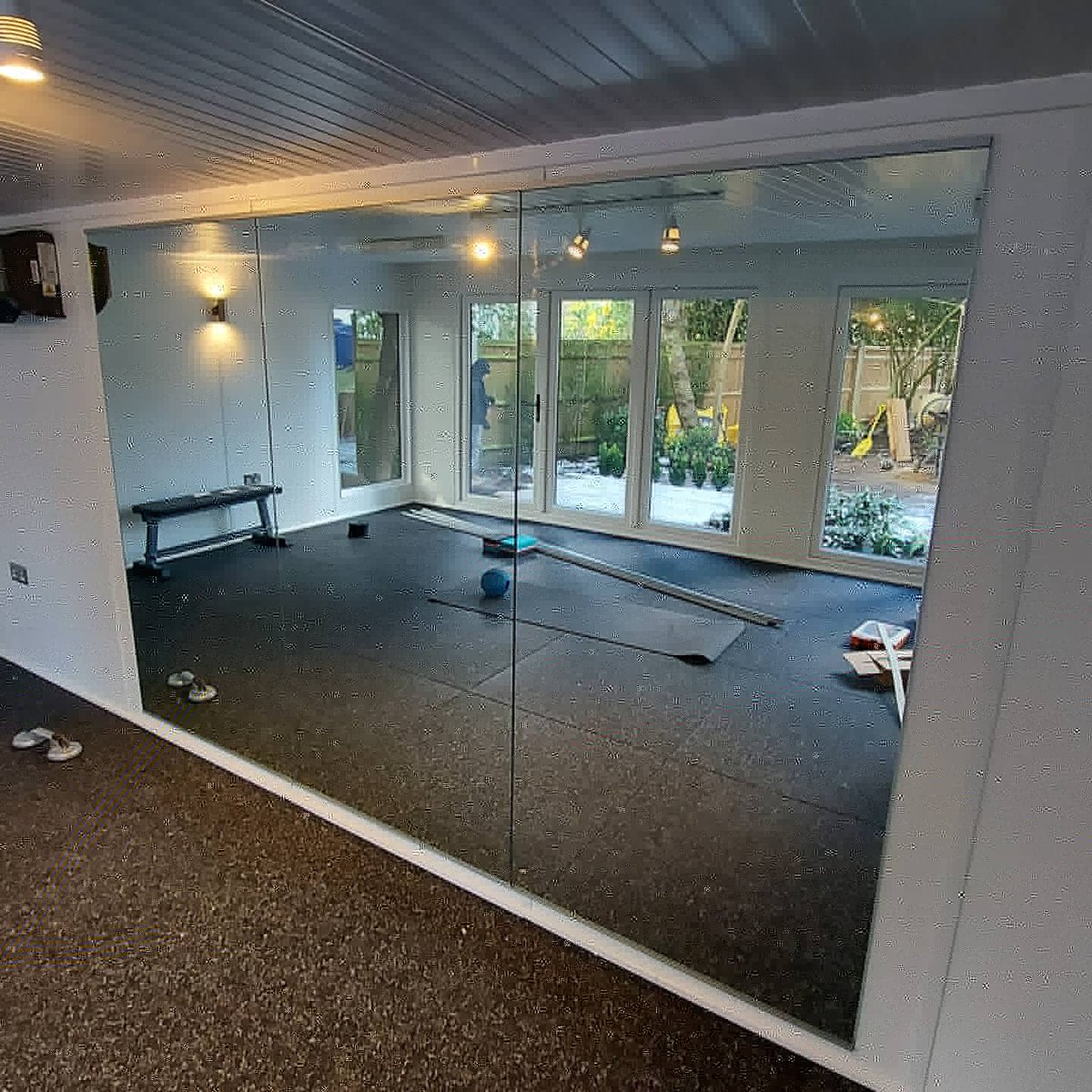 We've had a busy day installing #gymmirrors in London. We only use 6mm reinforced mirrors with a safety film backing. If the mirror breaks the pieces won't fall on the floor and cause an injury.

xlgyminteriors.com 
xlgymflooring.com 

#gymideas #instafit #igfitness
