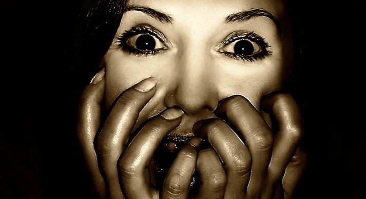 Не просите о помощи. Не бойтесь просить помощи. Таких боятся они. Таких боятся они. Страх на лице.