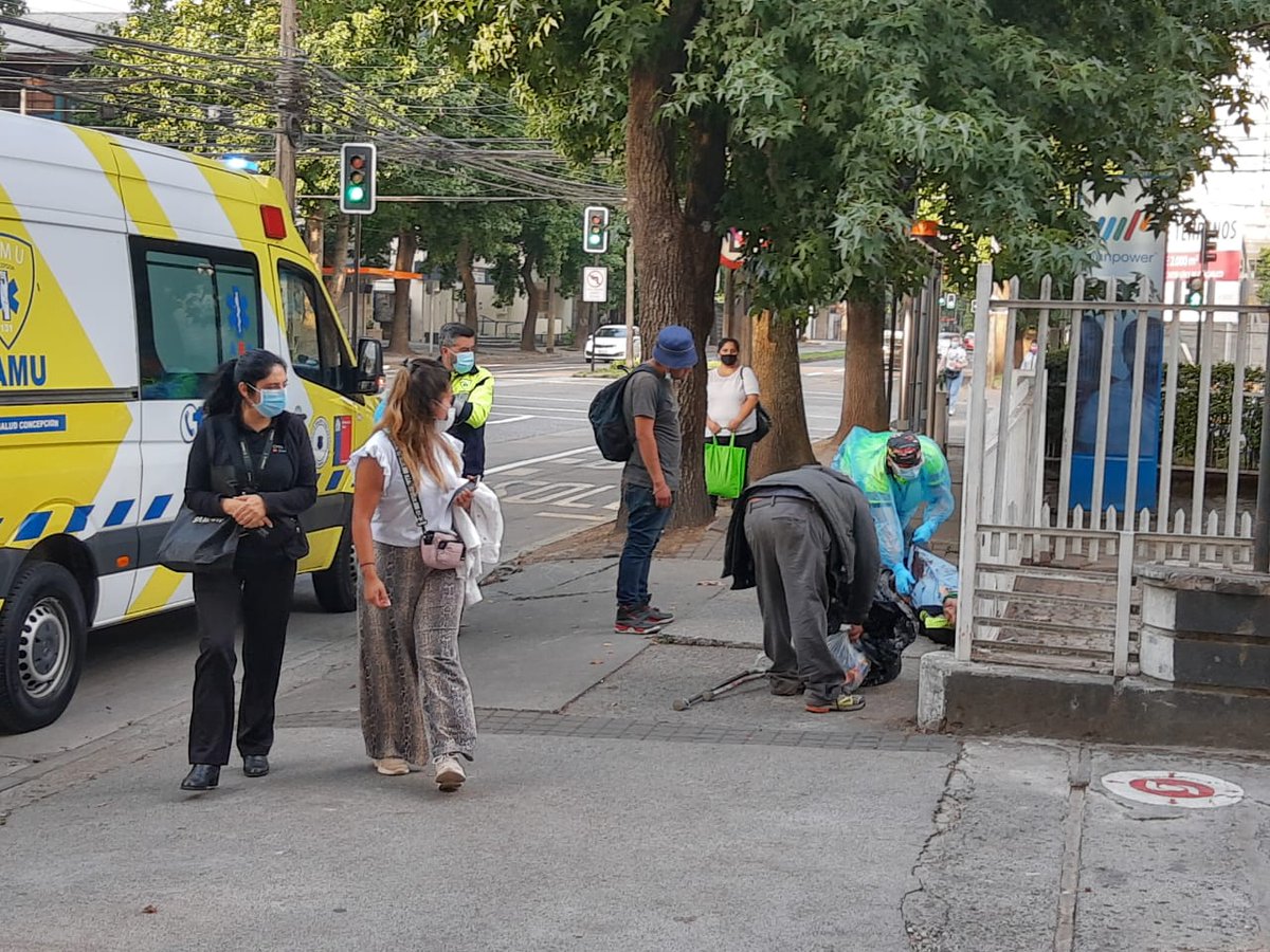biobio's tweet photo. 🔴Personal de Emergencias acudió a asistir un hombre que fue apuñalado en calle Colo Colo con Chacabuco en #Concepción. Hombre se desmayó por la gravedad de la lesión. https://t.co/qoo98gN3Nm
