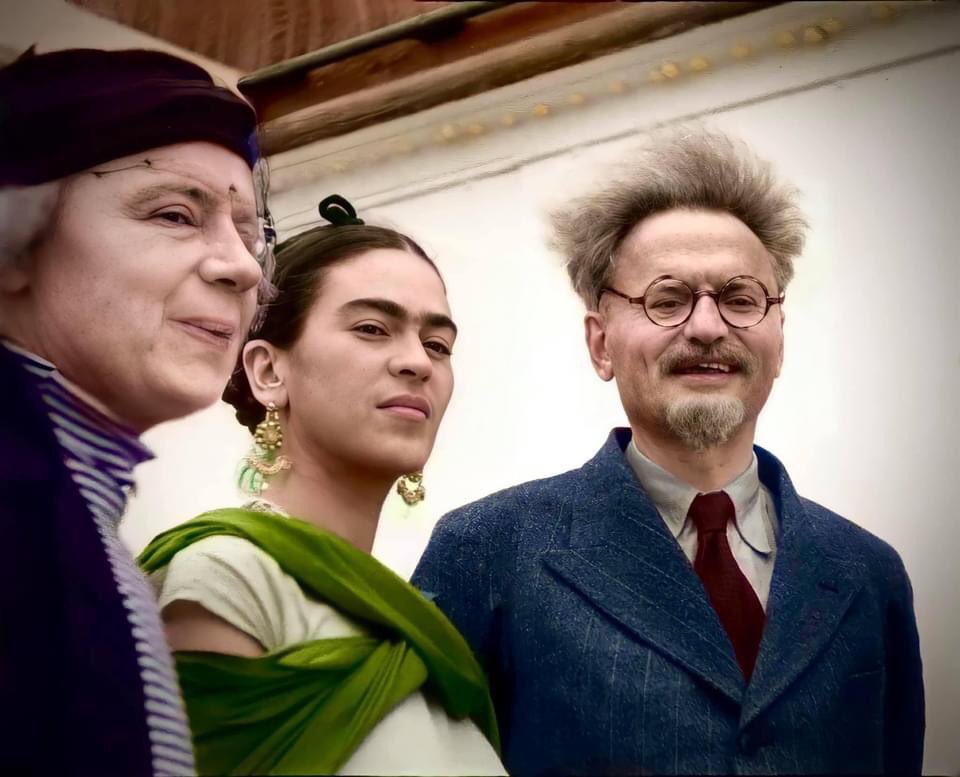 UNAMUSASA's tweet photo. ¡Que foto! 

Natalia Ivánovna Sedova, Frida Kahlo y Leon Trotsky, enero de 1937. https://t.co/fBSn2Iu0Ce