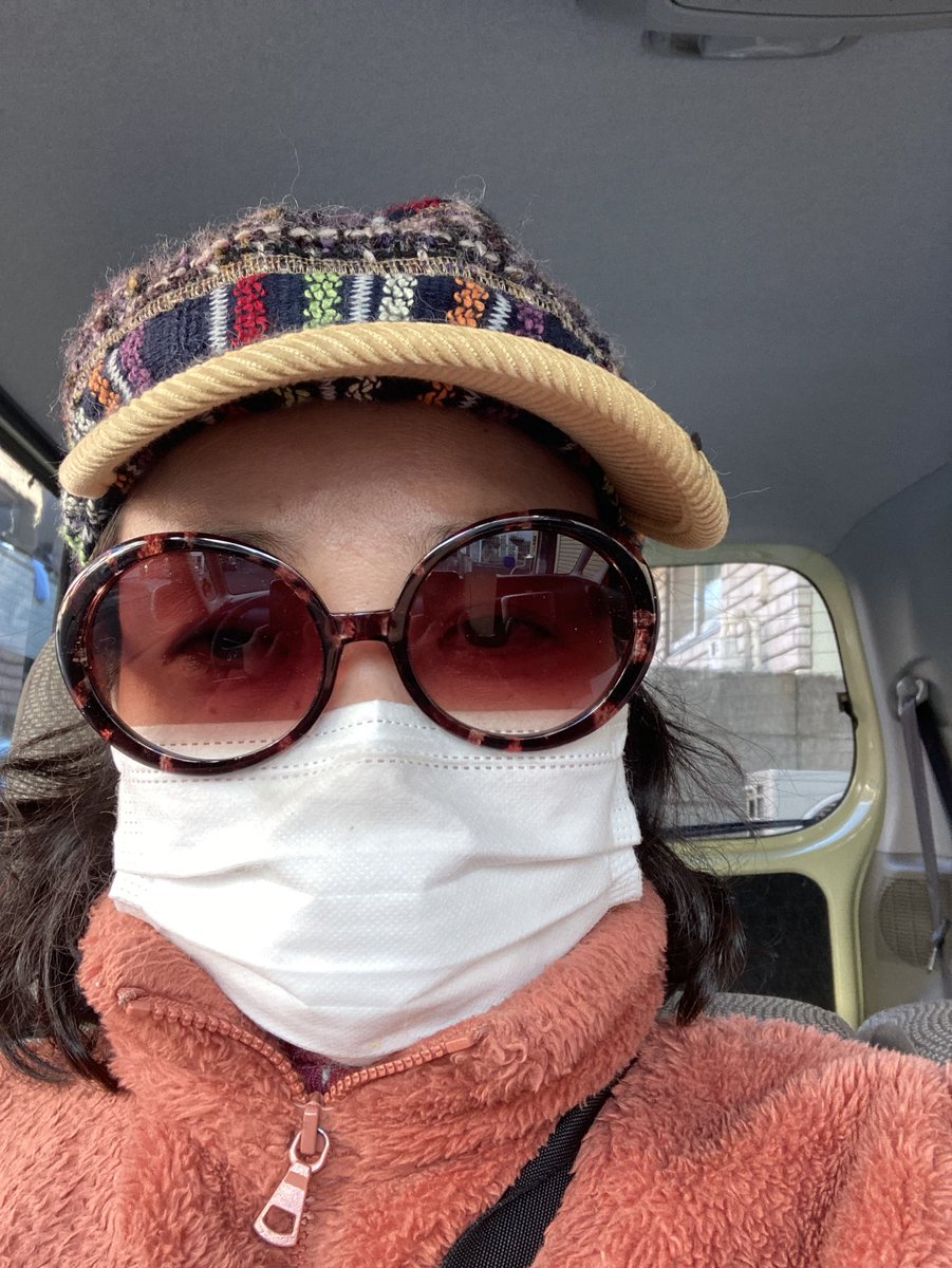 Rh 最近なぜか運転中の眩しさに耐えきれなくなって家にあるサングラスかけたら変なおばさんとしか言いようがない コレ本当は推しにプレゼントしようと2色とも買って見て決めたんだけど結局あげそびれてる ってかプレゼントの色違いを自分が使ってるって Rh 最近なぜか運転中の眩しさに耐えきれなくなって家にあるサングラスかけたら変なおばさんとしか言いようがない コレ本当は推しにプレゼントしようと2色とも買って見て決めたんだけど結局あげそびれてる ってかプレゼントの色違いを自分が使ってるって