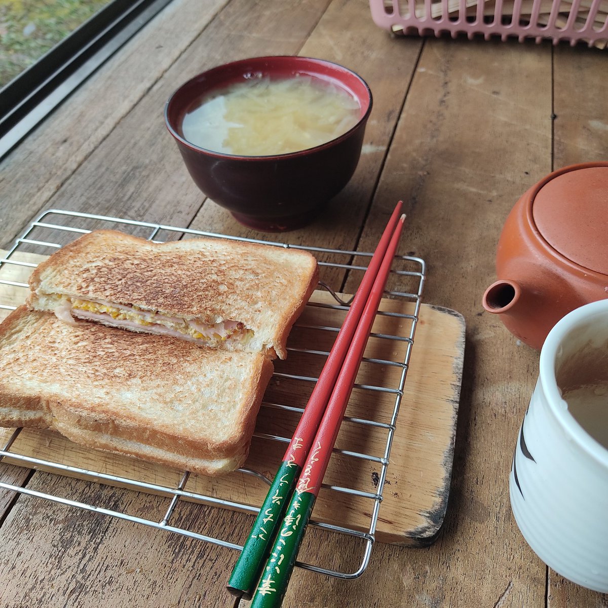 滝町昌寛 裏庭喫茶 まーちゃん堂 モーニングセット 安定です ハムと卵のホットサンド 昨日食べたマトウダイの骨出汁の味噌汁 お茶 Bgmはabcラジオです ホットサンド 朝食