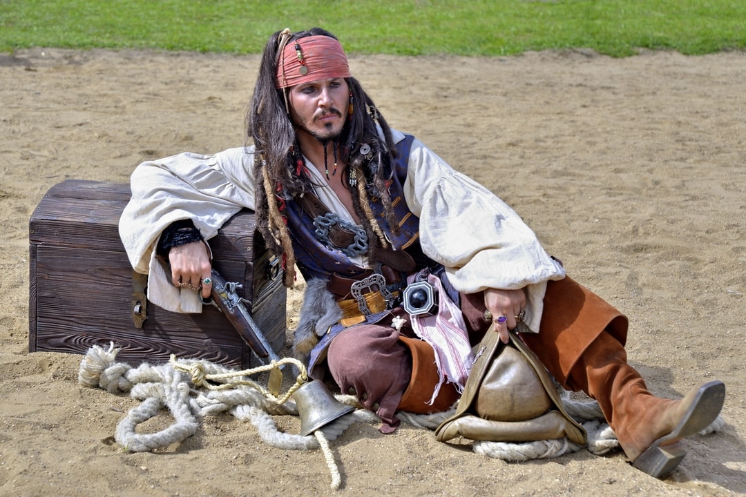 CaptnJac1's tweet photo. Common Phrases with nautical origins:

Grog, Groggy 

Rum diluted with water.  In 1740, Admiral Vernon decided his fleet got a little too much rum and issued an order to have the daily ration of one pint of rum diluted with water. 

 #music  #captnjac #sailing  #sailboat https://t.co/JOSHjXDB5b