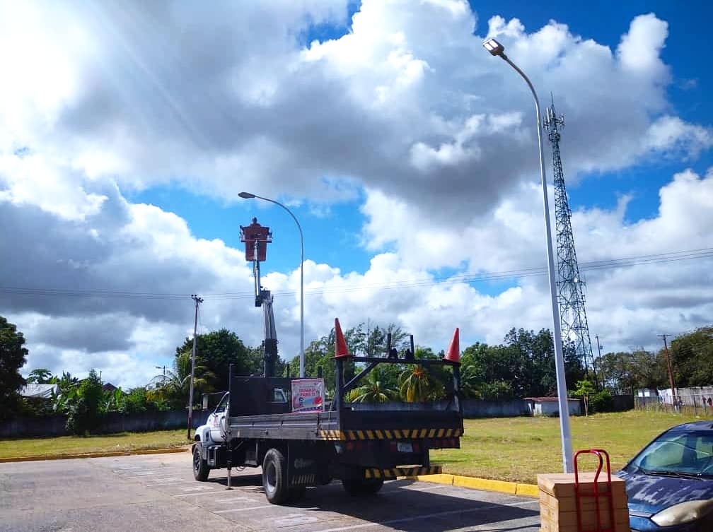 SecretariaInfrM's tweet photo. #HOY09 #RUTA200 🚩Gracias a la gestión de @NicolasMaduro @_LaAvanzadora se presto el apoyo para la instalación de láminas LED en el Hospital Simón Bolívar de la Parroquia Santa Cruz de #Maturin en conjunto con el personal de Corpoelec. @GobMonagas_ https://t.co/SMRBDJI1Vc