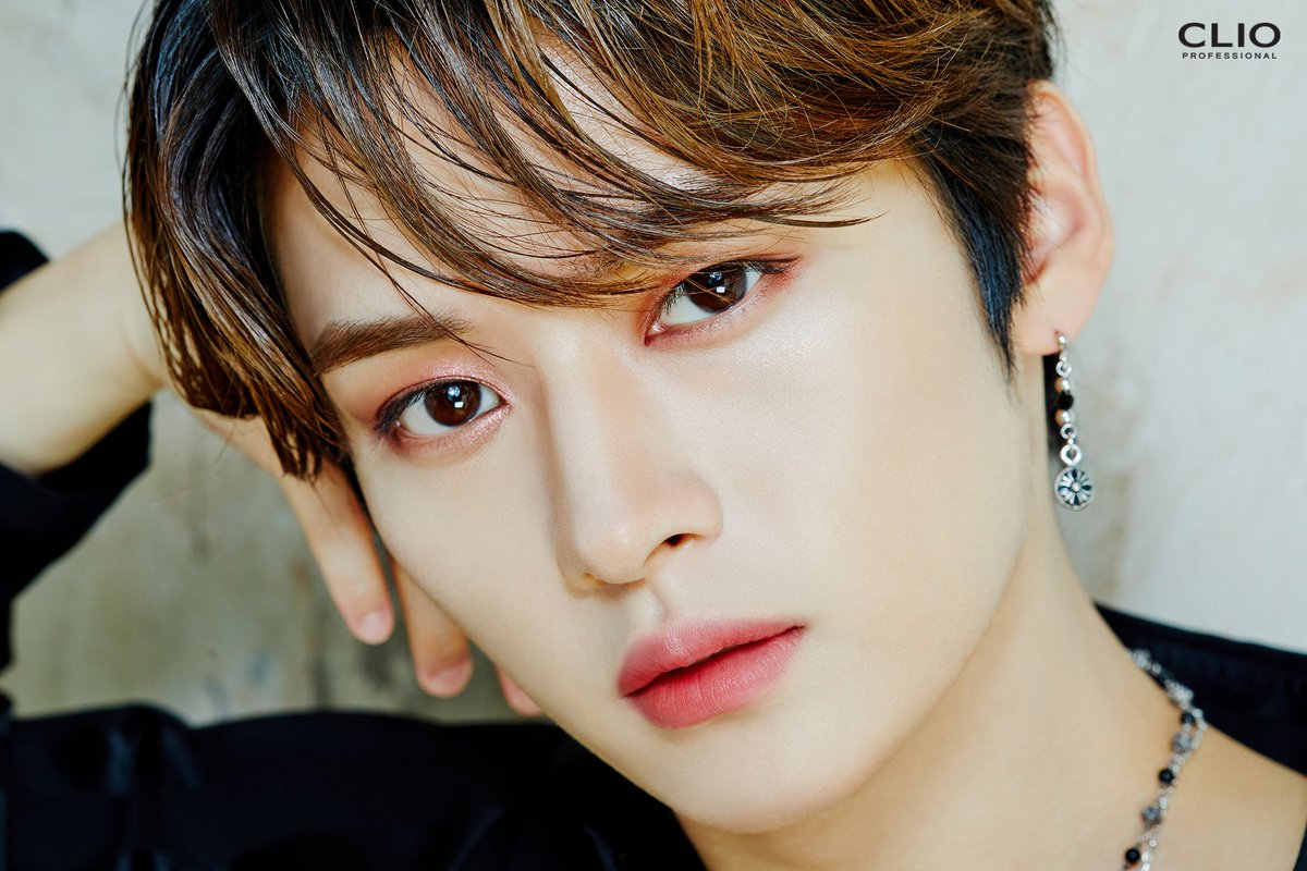 minho~ same foundation, highlighter, eye palette (diff shade), eye liner, brows as changbin