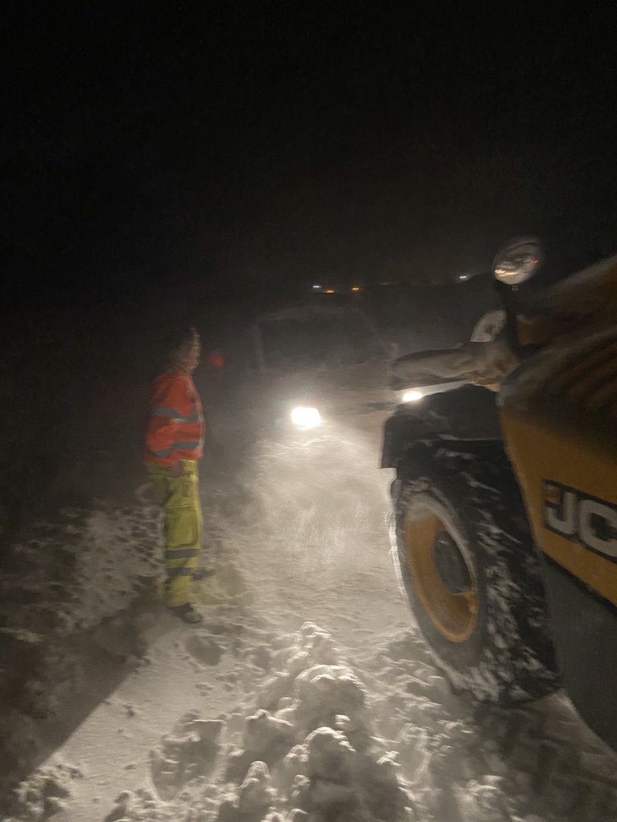 yeahokihavetog's tweet photo. A little rescue mission 2 am Monday morning phone call from a dear friend Colin Oakes then finished a 12 hour shift for Suffolk highways he was less than a mile from home but we soon got him moving lovely to be able to help somebody to get home👍 https://t.co/3fvCyJEGTE