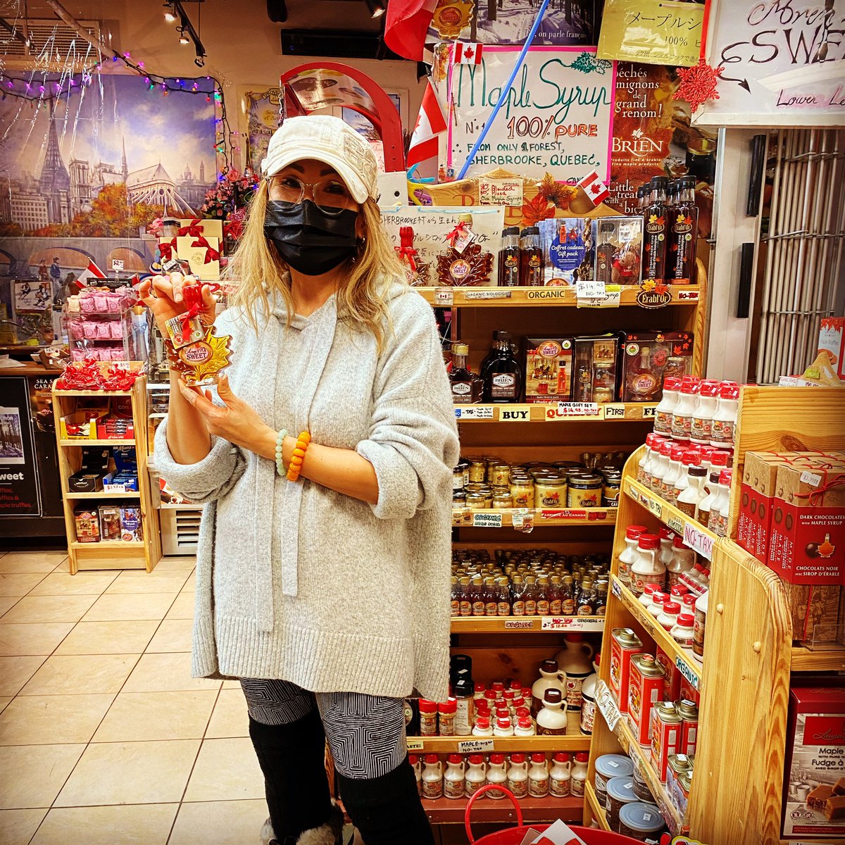 StLawrenceMkt's tweet photo. Have you met Sue Thiengjanya? She is the owner of Aren’t We Sweet chocolate and candy shop in the Market’s lower level. She may actually be sweeter than her products. 🍬 🍫 ❤️ #supportlocal #meetthemerchant #stlawrencemarket https://t.co/fyYxVq3qCT https://t.co/gZgJwJ0ZJ4