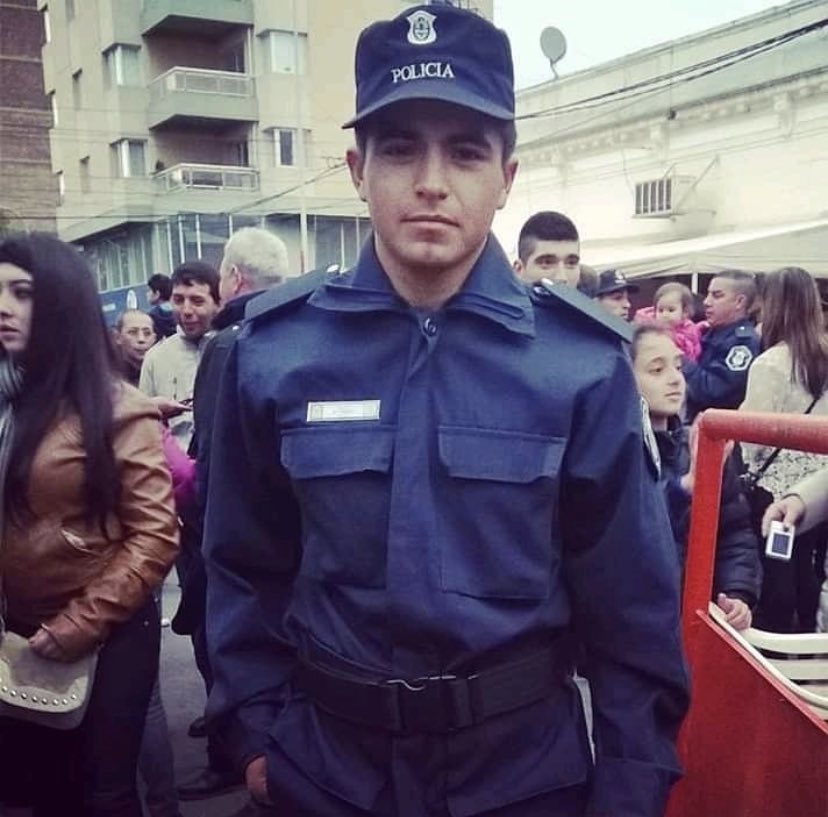 ferrerolucy's tweet photo. Este es Matías Martínez, el femicida y ex novio de Ursula. Ella lo denunció más de 18 veces, la policía bonaerense lo cubrió, el la mato a más de 30 puñaladas. Los medios de comunicación blurrean su cara y exhiben la de la victima. Es muy duro vivir así, es agotador y muy triste. https://t.co/louv3yKMBH