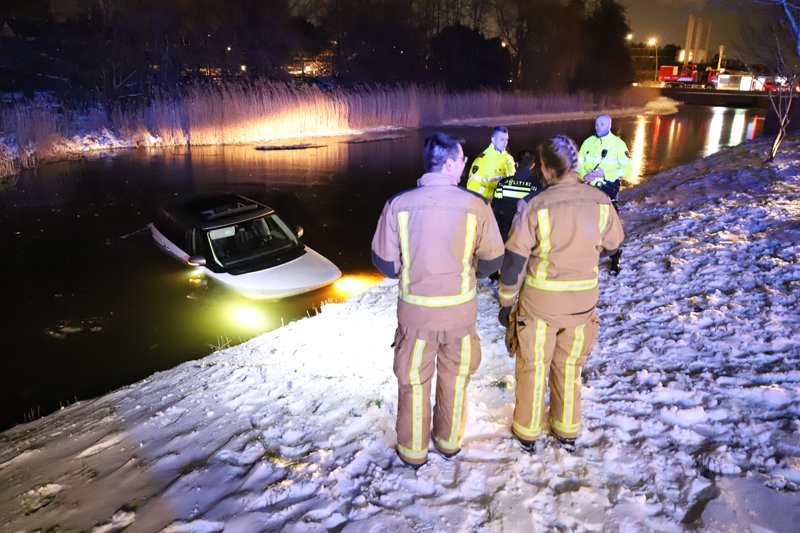 NU ONLINE + VIDEO: Auto te water na aanrijding Bostonsingel Den Haag..