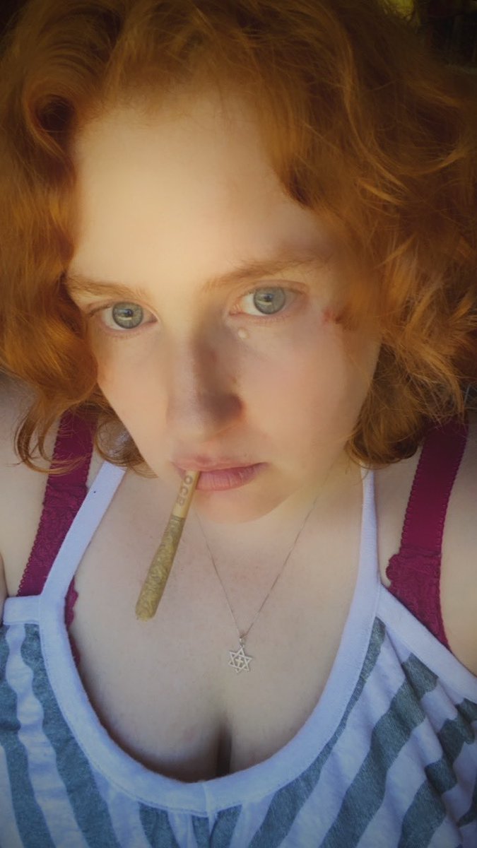 MrsSlucko's tweet photo. #stonergirl https://t.co/Ys1EUvS54X