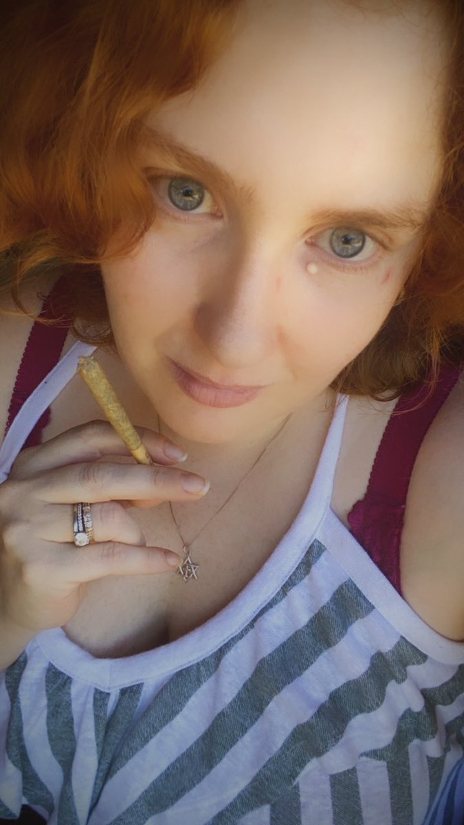 MrsSlucko's tweet photo. #stonergirl https://t.co/Ys1EUvS54X