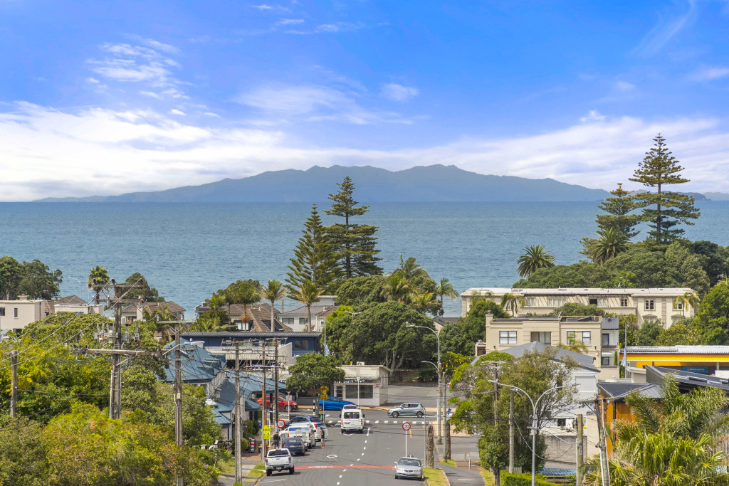 DebMcCool's tweet image. #newlisting 3/24 Hastings Rd, Mairangi Bay
• Panoramic sea and urban views
• 3 bed/2 bath/living room/dining room/double carport 
• Kitchen and bathrooms recently renovated
• Conveniently close to Mairangi Bay shops and beach
• Zoned for excellent schools    ph; 021 660 459