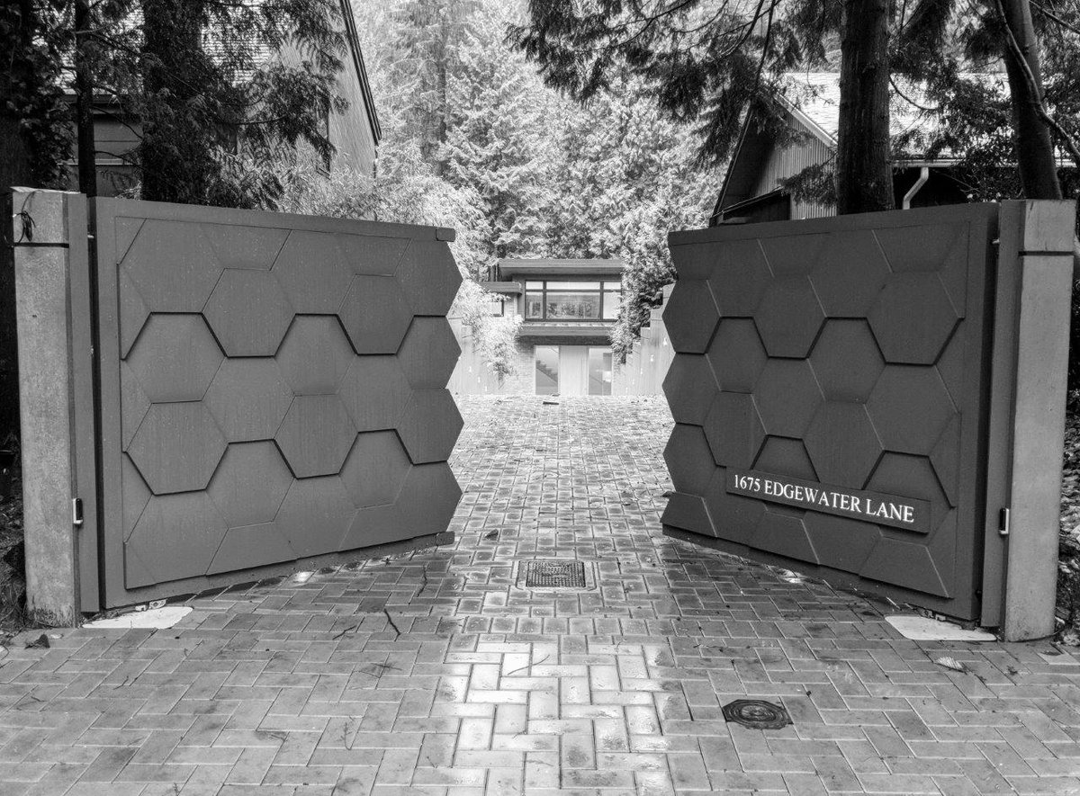 #custommetalwork #fabrication #drivewaygate #aluminum #customhome #luxuryhome #northvancouver #beautifulbc #manufacturing #bc #design #construction #vancouver #chba #gate #lowermainland #craftsmanship #metalwork #inspiration #giantscauseway #automated