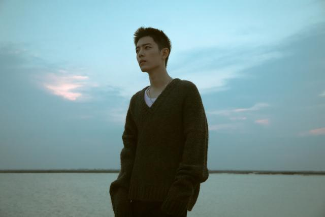 "Therefore, Xiao Zhan is also called the walking "KPI".Although Xiao Zhan's experience last year was painful, it transformed him. To put it bluntly, if there were no cyber violence events of last year, Xiao Zhan might still be filming various idol dramas."