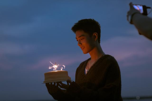 "Xiao Zhan gives fans the strength to move forward.After reading this "little essay" by Shen Yusong. It can be said that his evaluation is very good. Xiao Zhan is indeed very good."