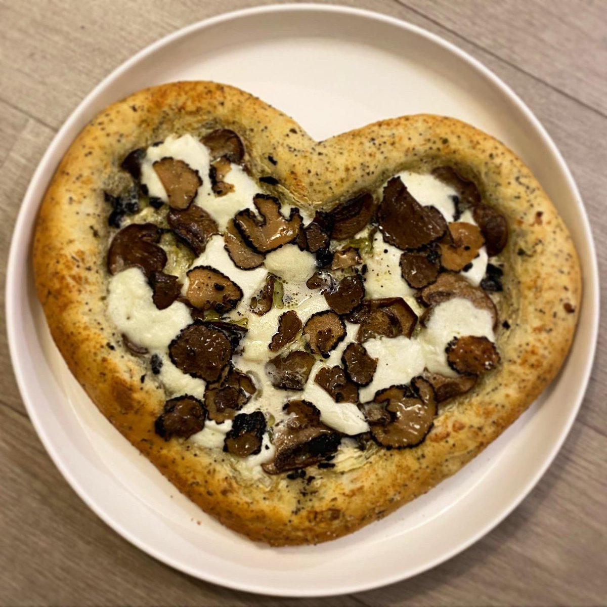 ellaone_13's tweet photo. Pizza À La Truffe #pizza #withlove #truffle https://t.co/kXXMobeEI0