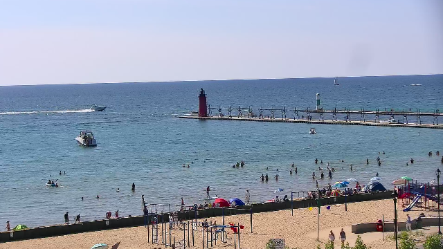 weathermankeith's tweet photo. Just a wee bit of difference in the view of @SouthHavenCVB @LakeMichigan13 today compared to about seven months ago, wouldn't you agree? 🙂 #LakeMichigan #PureMichigan #wintervssummer https://t.co/xdhZYuP8g2