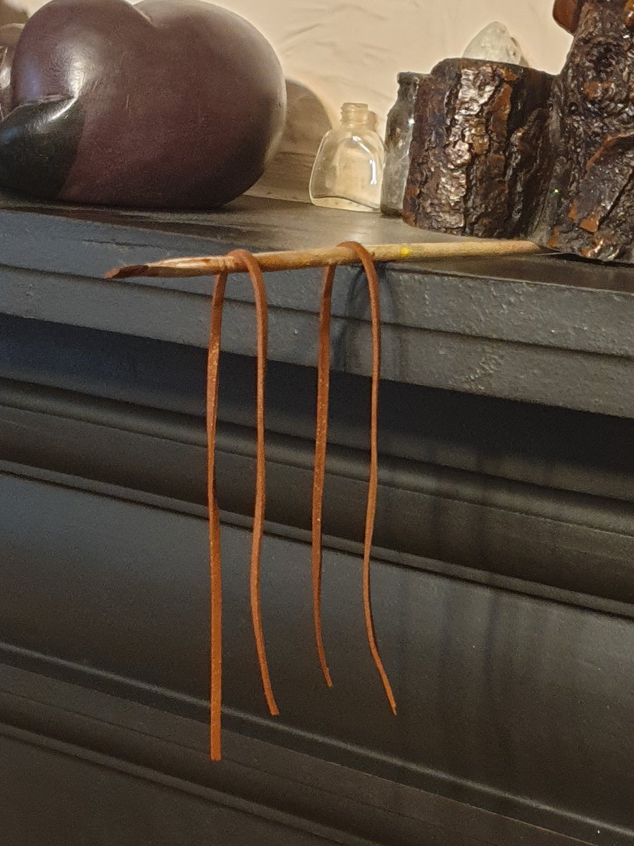 Norfolk_Mice's tweet photo. Guess who ran out of brown faux suede and didn't realise. 

Guess who's now dying white faux suede with watered down acrylic and hanging it out to dry on a paintbrush above the fire.

#UsingMyResources https://t.co/nds5jGPsQY