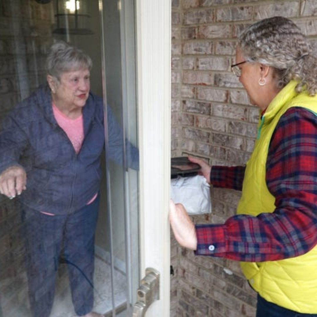 UW_SEMO's tweet photo. The Jackson Senior Center needs volunteers who are willing to help in the kitchen, deliver meals, and other tasks around the building as needed. If you are interested in helping out please call (573) 243-4241 and tell them United Way sent you! #SEMOUnited https://t.co/GZm3zRfhwW