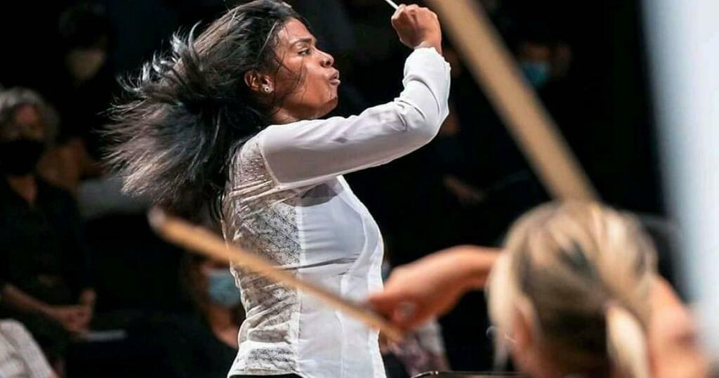 RCI_MQ's tweet photo. [VIDEO] Glass Marcano devient la première femme noire cheffe d'orchestre symphonique en France https://t.co/pgRvSqkT9b https://t.co/oUlaVUQ0dw