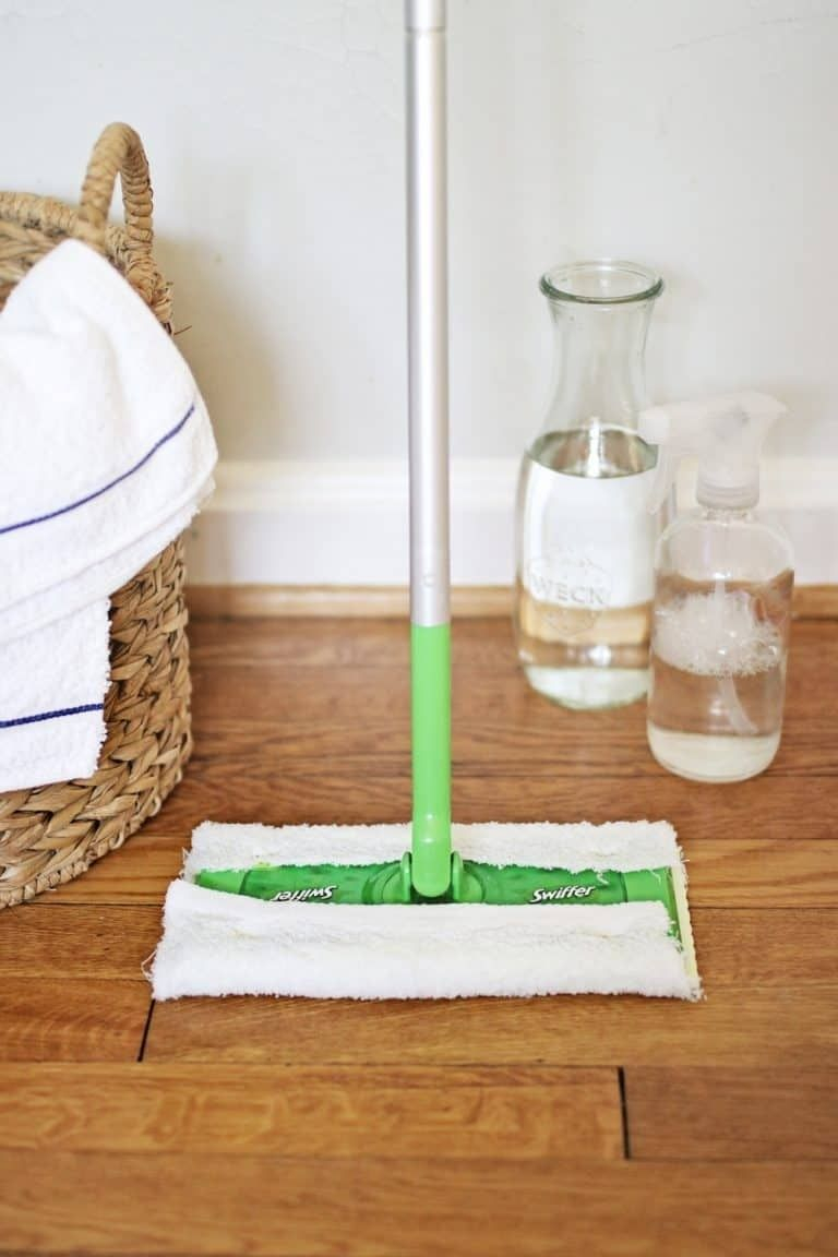 livealesio's tweet photo. Say "goodbye" to disposables and "hello" to these eco-friendly reusable floor-cleaning pads! All you need is a towel, some vinegar, dish soap, and essential oils: https://t.co/6PuhR8vmhq https://t.co/uhf218Q72P