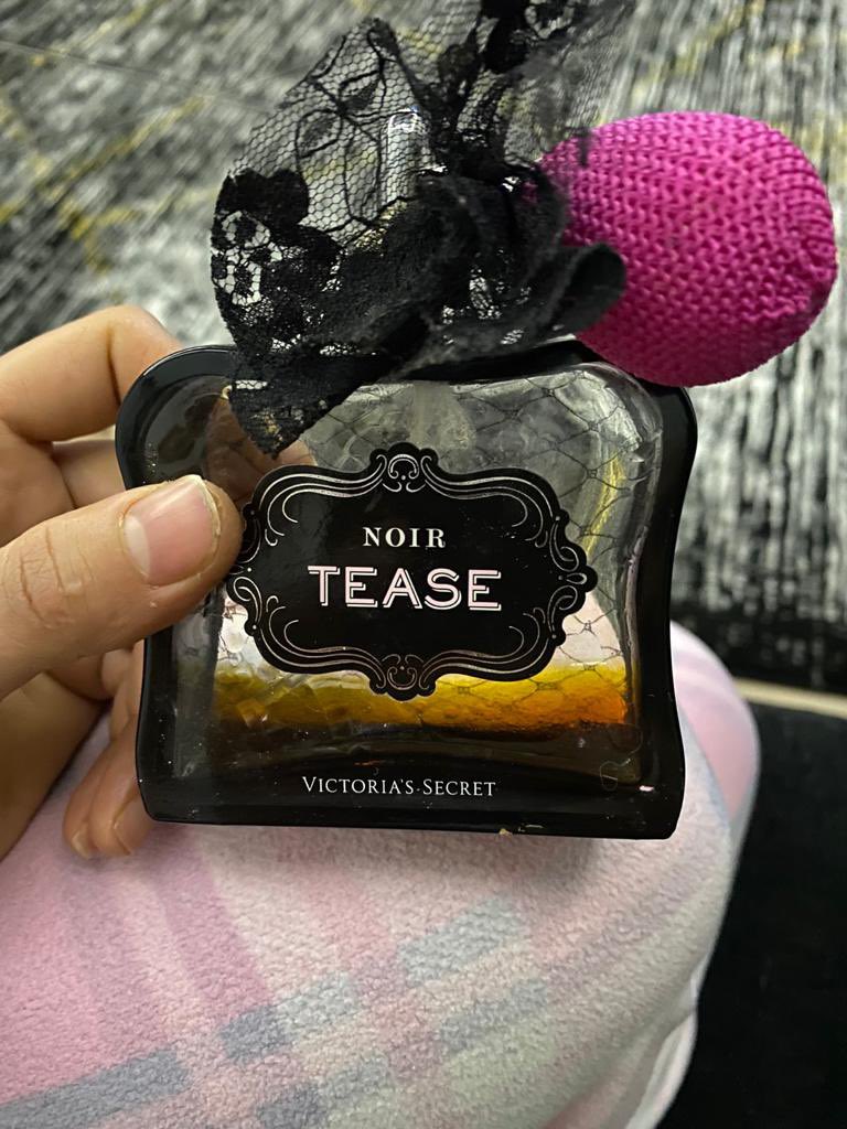 caglarzafer1's tweet photo. Viktorias secret’ten aldığım parfüm resmen bozuldu Marmara parktaki aldığım şubeyi aradım ürünlerimiz garantili değil dedi şaka gibi #viktoriassecret #parfum @L_Brands #royraymond #marmarapark #Istanbul #ankara #izmir #DevletimizinYanındayız #MelihBuluYalnızDeğildir https://t.co/BgpTpDZnWt