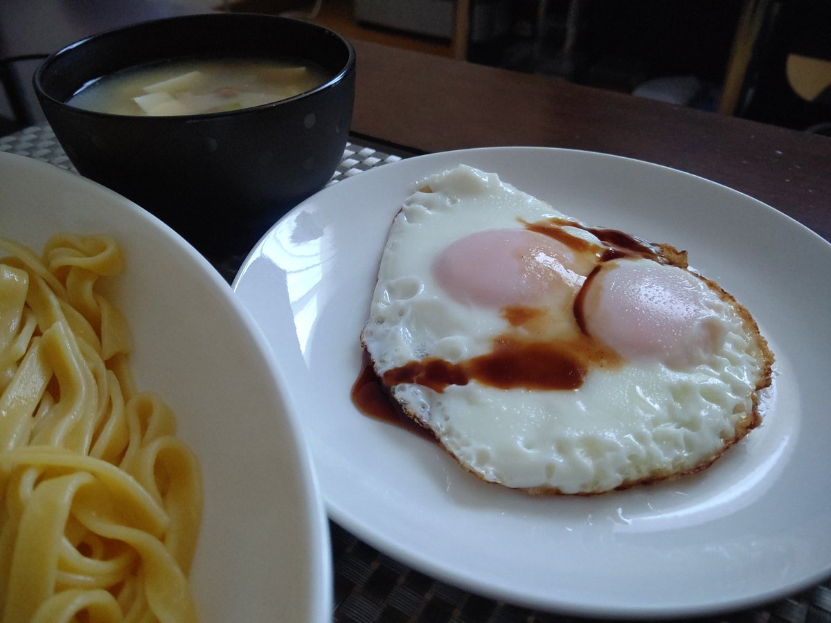 Hide 朝食は冷凍食品のカルボナーラ 目玉焼き 昨夜残ったなめこと豆腐の味噌汁 平打ちのフェットチーネがモチモチで クオリティの高い生パスタがなまらうめえ