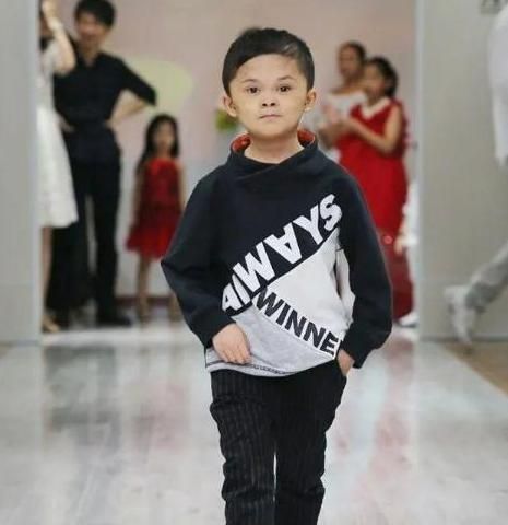 What followed was a 'Little Jack Ma' craze. The boy signed with an agency, was appointed a fulltime nanny, and traveled from event to event, from limousine to hotel. The contrast couldn't be bigger from his poor family background, with struggling and handicapped parents.