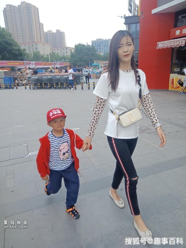 What followed was a 'Little Jack Ma' craze. The boy signed with an agency, was appointed a fulltime nanny, and traveled from event to event, from limousine to hotel. The contrast couldn't be bigger from his poor family background, with struggling and handicapped parents.